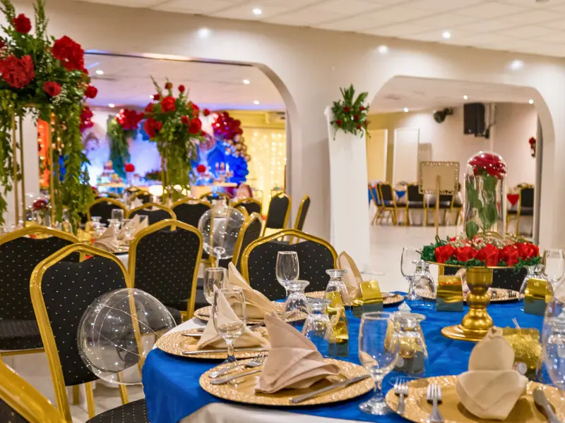 Salón de Waikiki preparado para una celebración de cumpleaños