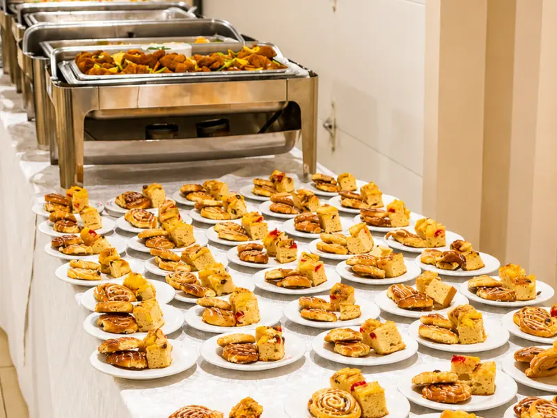 Mesa de comida preparada para un evento en Waikiki