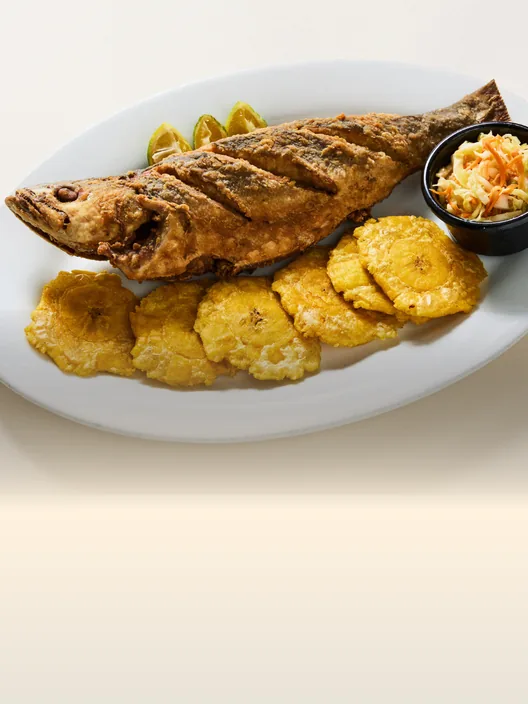 Corvina frita con acompañamientos en Restaurante Waikiki